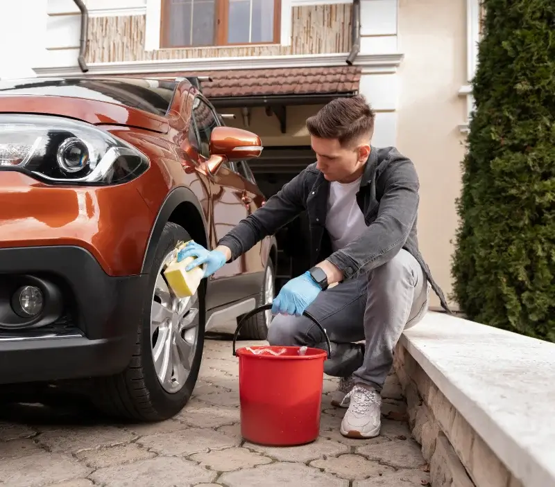 Lavage auto à domicile Wittring : professionnel intervenant sur un véhicule